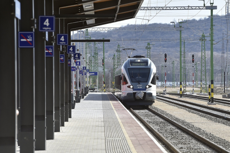 A MÁV-Volán-csoport járatai a hosszú hétvégéhez, mindenszentekhez igazodva közlekednek