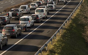 Több útszakaszon torlódások lehetnek a hőségben