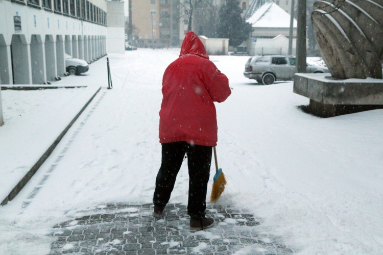 Szinte mindenhol hóesés várható, délen ónos esőre is számítani kell