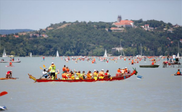 Több mint négyezren lapátoltak Zamárdi és Tihany között