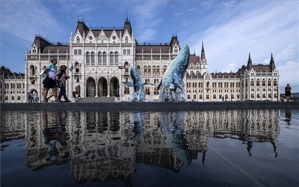 Életnagyságú bálnaszobrok figyelmeztetnek a műanyagszennyezésre a Parlament előtt