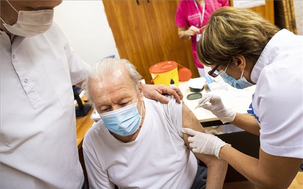 Európában elsőként válik lehetővé a harmadik oltás beadatása Magyarországon