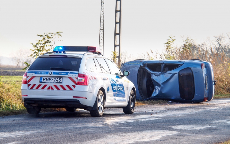 Meghalt egy ember, mert ráborult az autója Kunszentmiklóson