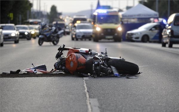 Motoros és teherautó ütközött össze Budapesten, egy ember meghalt